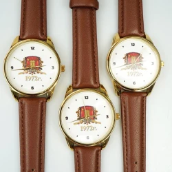Часы наручные золотистые с цветным ремешком из экокожи с вашим лого